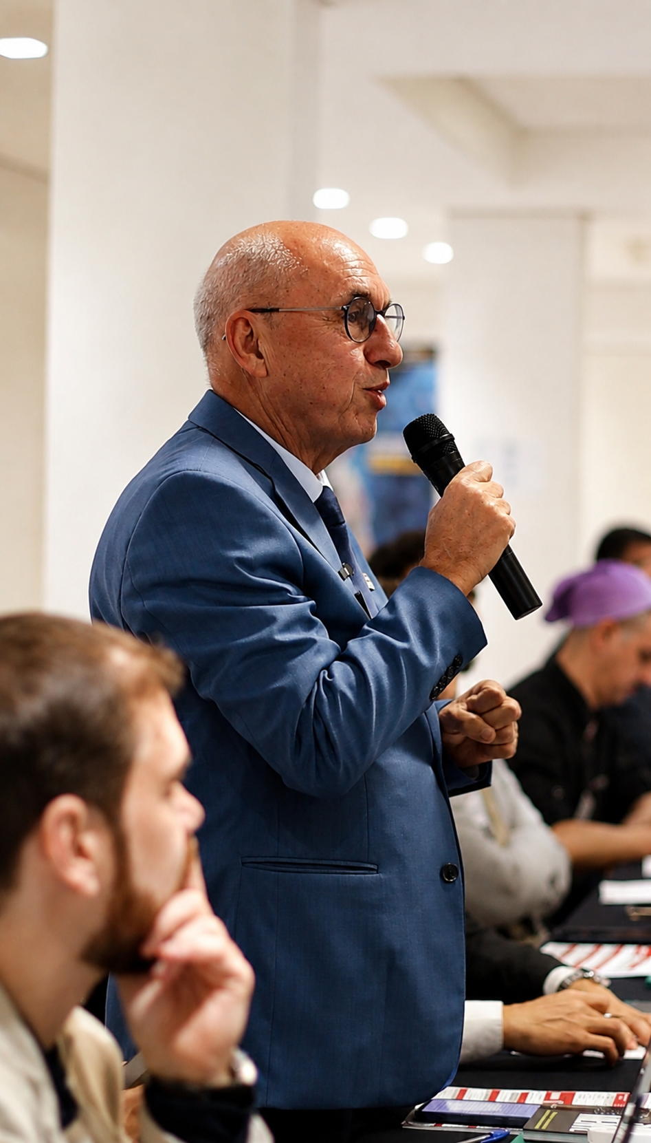 Dr. Arnoni Caldart falando ao microfone durante um evento