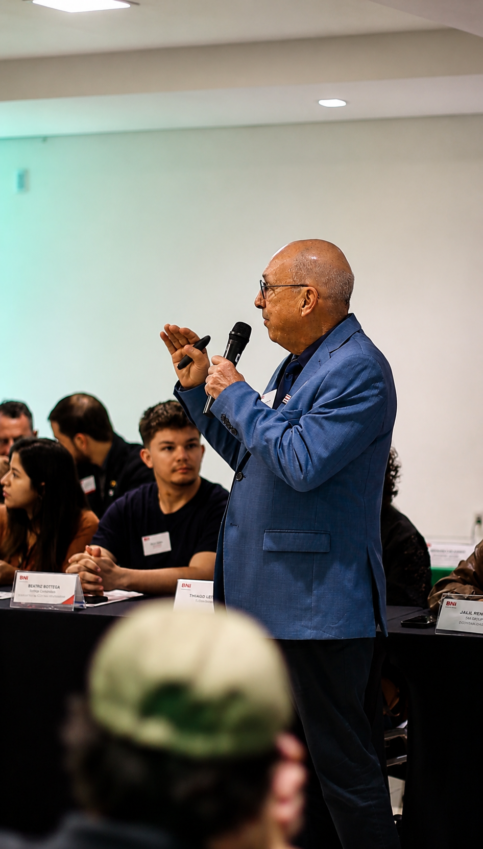 Dr. Arnoni Caldart palestrando ao microfone para uma plateia